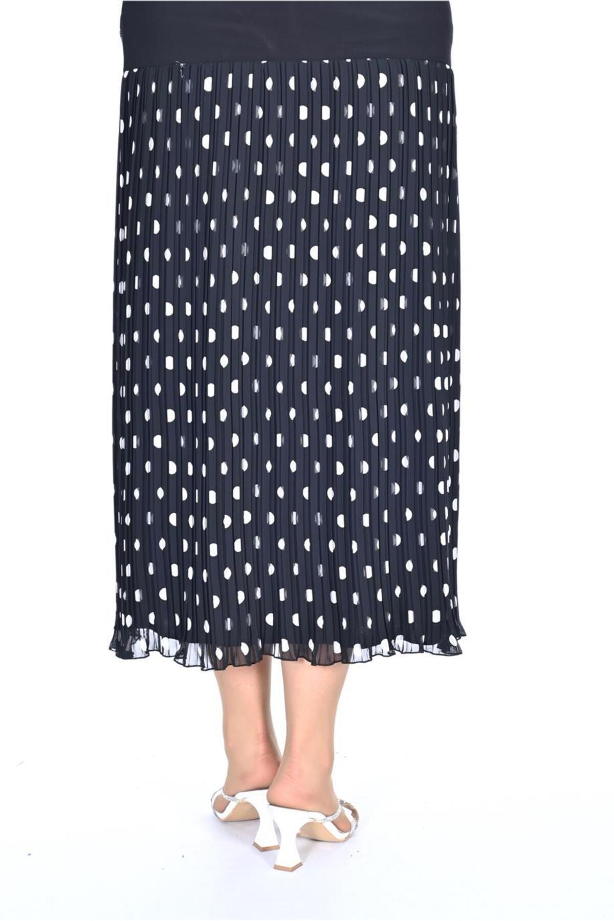 Plus Size Polka-Dot Pleated Chiffon Skirt in Black with white dots – additional product view