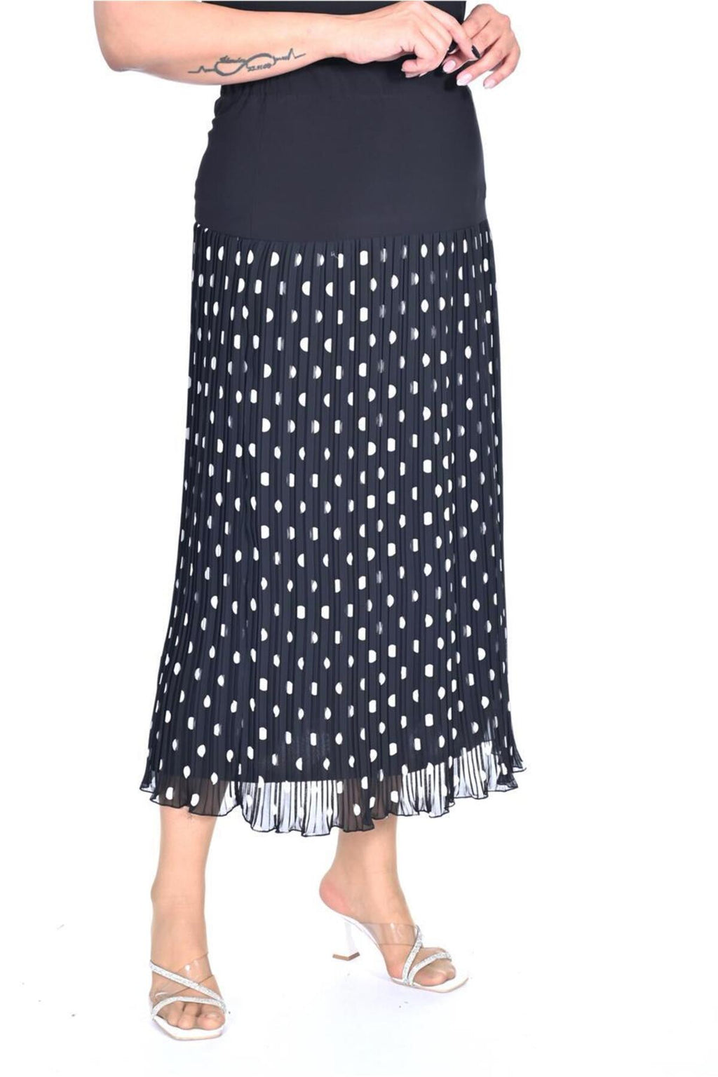 Plus Size Polka-Dot Pleated Chiffon Skirt in Black with white dots – additional product view
