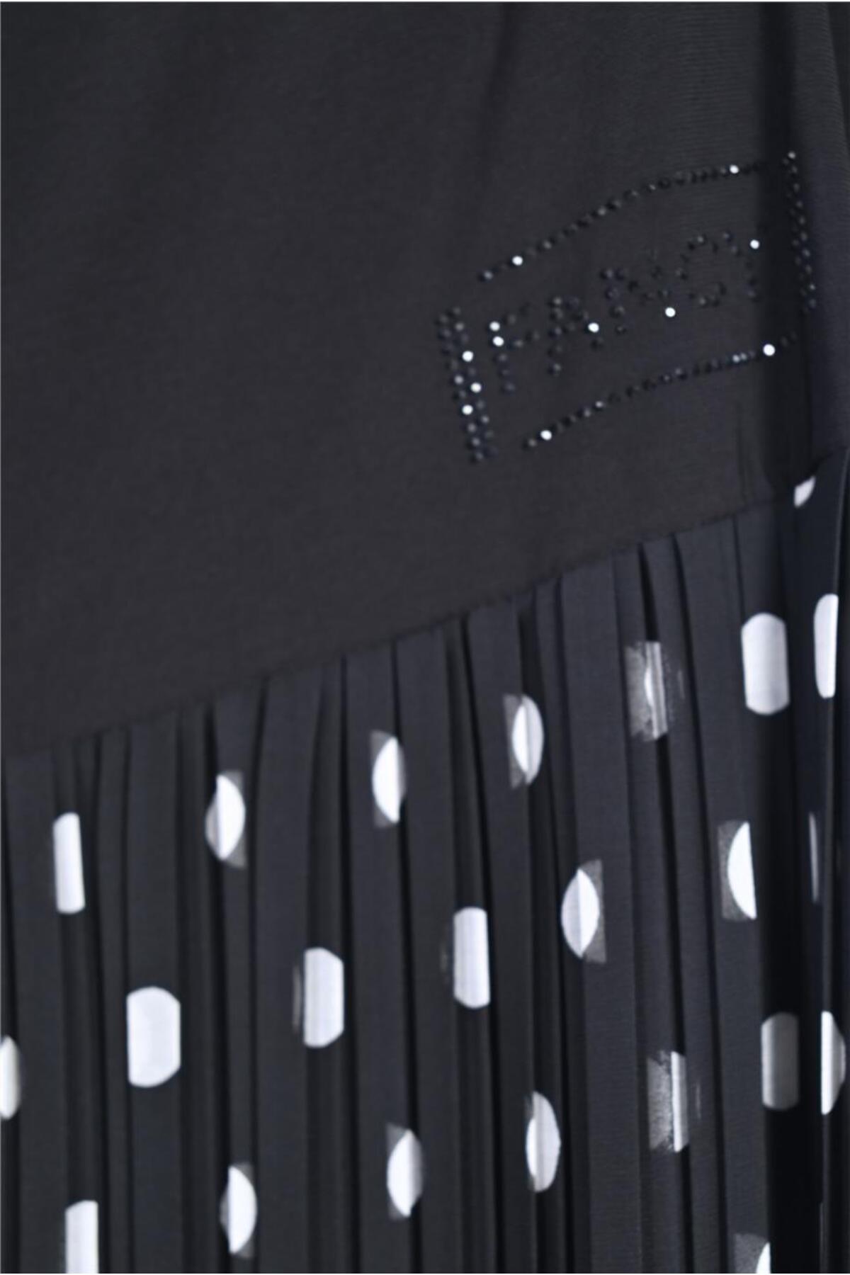 Plus Size Polka-Dot Pleated Chiffon Skirt in Black with white dots – additional product view